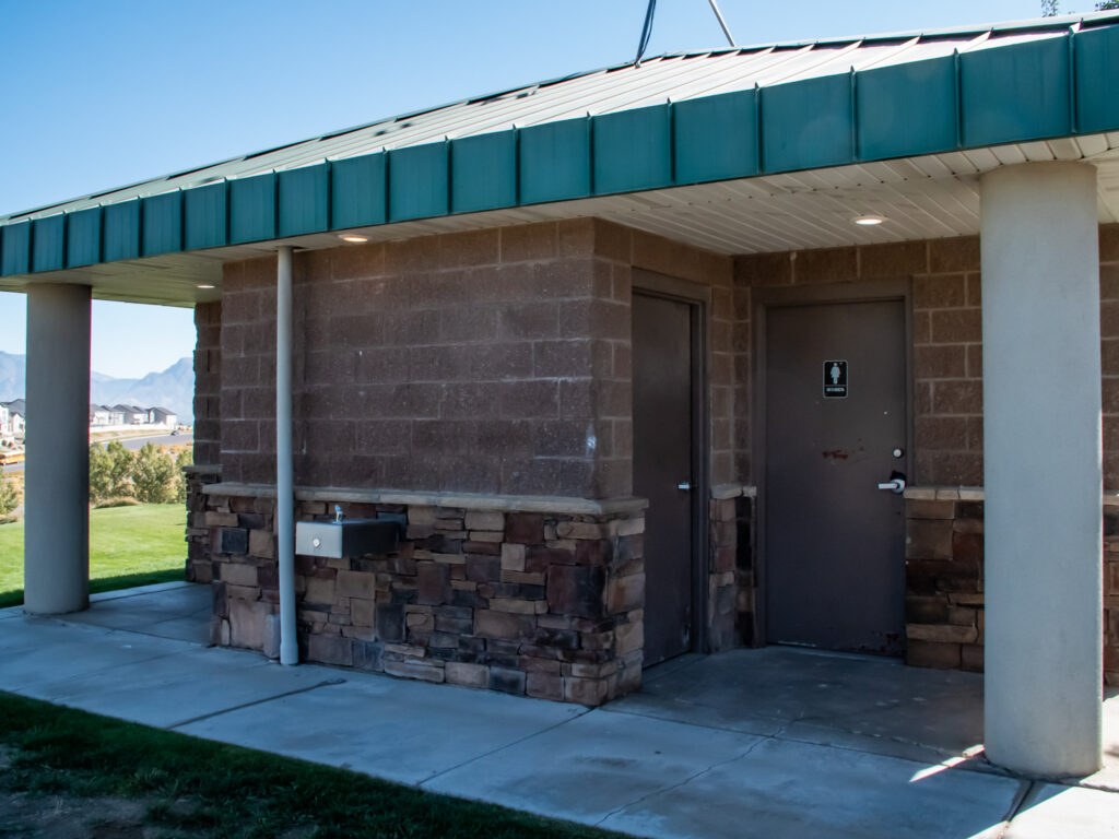 EM-Silverlake-Amphitheater-Bathroom