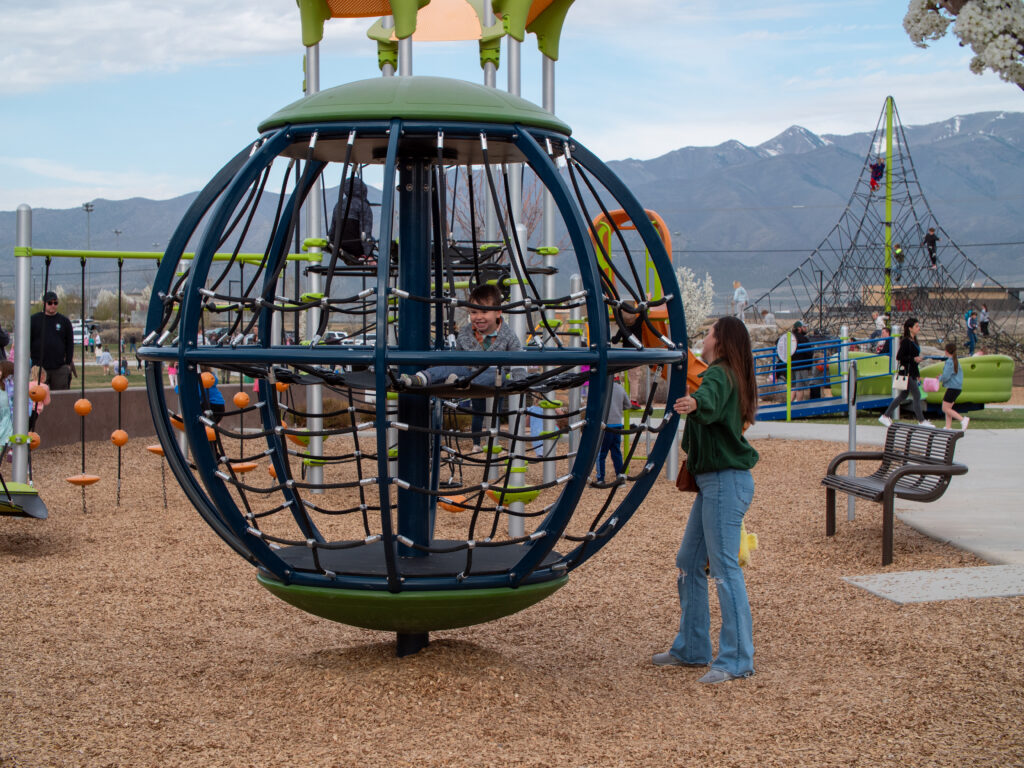 woman-pushing-kids-on-swing